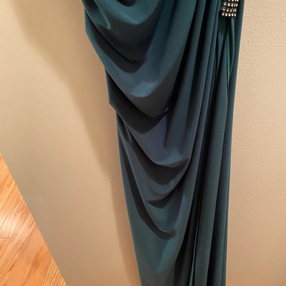 Asymmetric dress 👗, perfect for a wedding or other formal events (worn once) - Picture 4 of 4